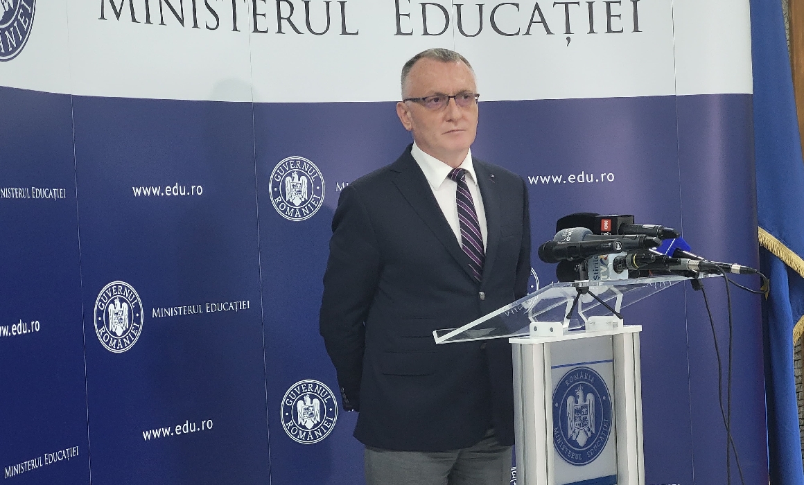 Ministrul Educației Sorin Cîmpeanu, acuzat că a plagiat într-un curs universitar