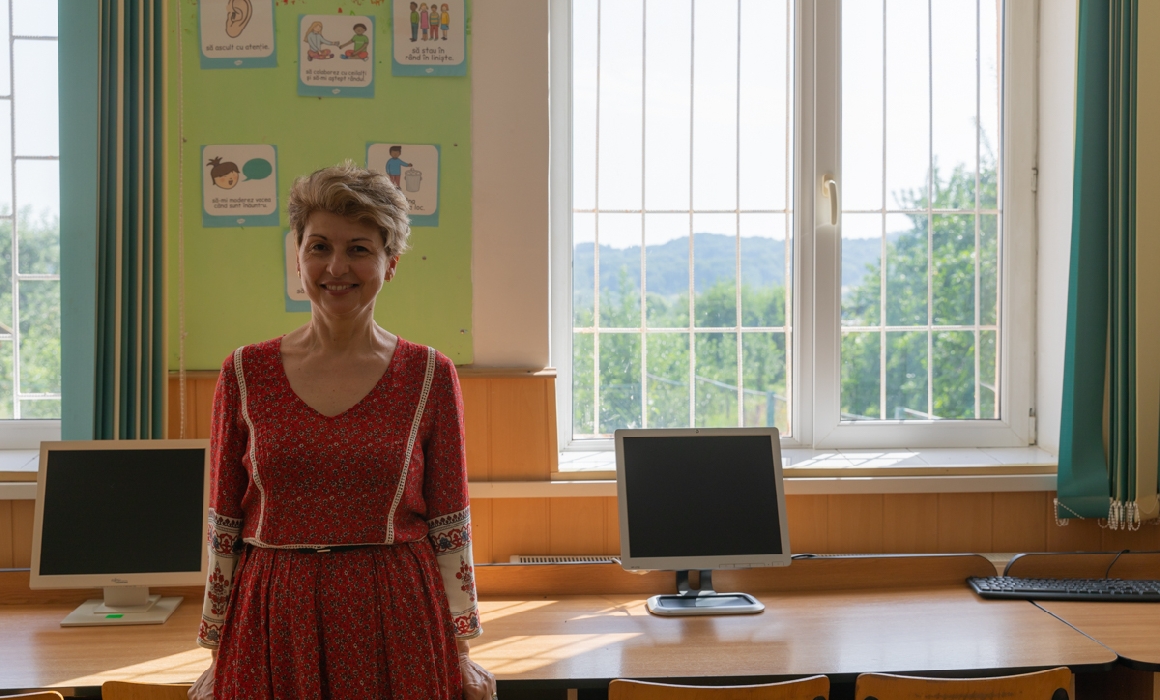 Irina Constantinescu, directoarea dintr-un sat din Dâmbovița care predă lecții cu drona