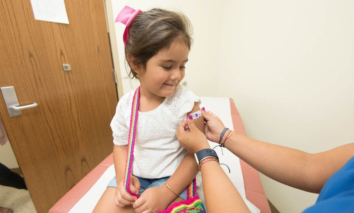 Cinci întrebări despre imunizarea copiilor sub 12 ani. Pediatru: „Alegerea de a nu vaccina copilul va pune întotdeauna bunicul la risc”