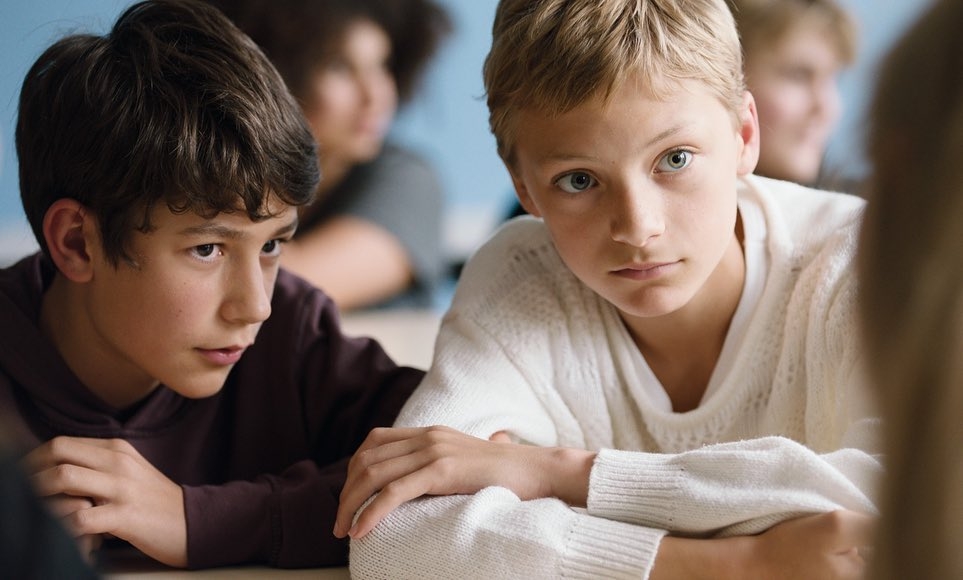 Discuții aprinse după ce elevii unui liceu bucureștean au văzut filmul „Close”, despre prietenia dintre doi băieți de 13 ani. „Nu e nimic cu tentă sexuală”
