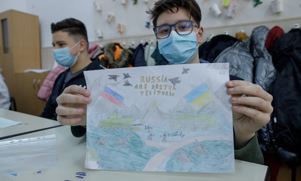 Am fost la copiii români de la granița cu Ucraina să ne arate desenele lor, pe care nu au mai apucat să le pună pe Podul Prieteniei