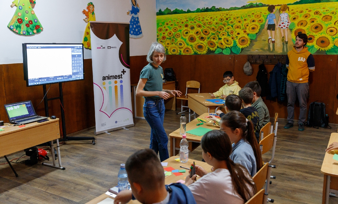 Într-o școală din Giurgiu, copiii au învățat să spună povești din fotografii: „Încerc să le trezesc curiozitatea, e o tehnică la îndemâna oricui”