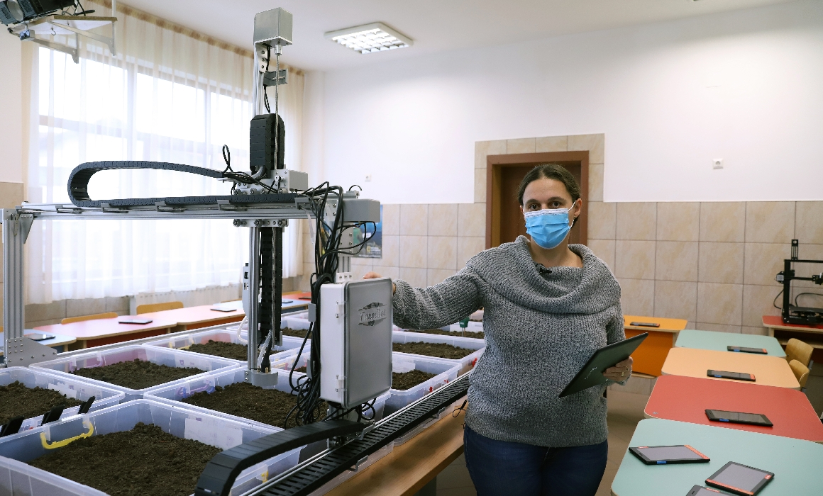 VIDEO Profesoara din Sânpetru care predă fizica cu roboți, ochelari VR și imprimante 3D