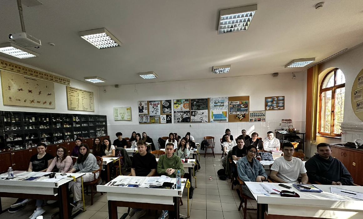 Liceul din București unde elevii de clasa a 12-a își aleg profesorul cu care învață și merg doar trei zile pe săptămână la școală