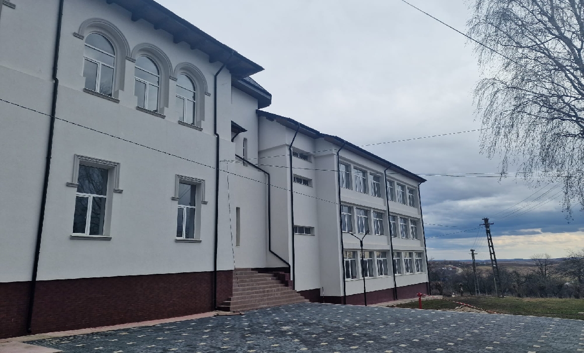 Un liceu din județul Botoșani a fost renovat cu 10 milioane de euro, dar n-au mai avut bani și pentru un transformator. Cum arată construcția