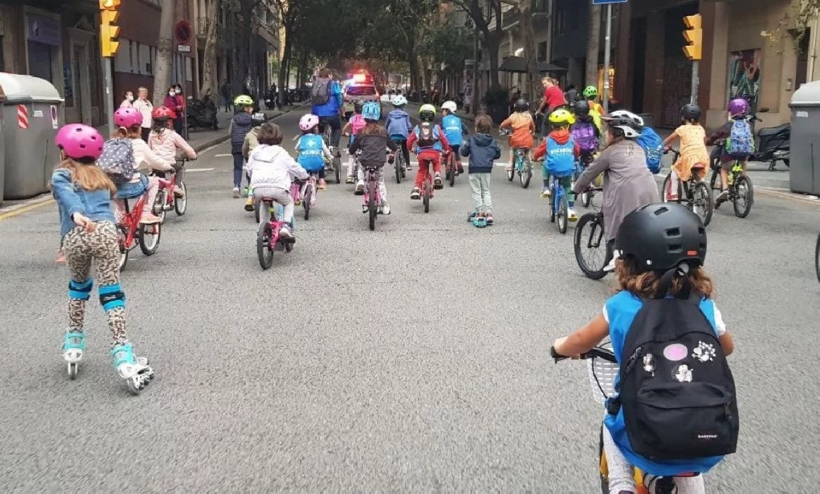 Cu bicicleta la școală, o soluție pentru orașele poluate. Cum au oprit traficul mai mulți părinți din Barcelona