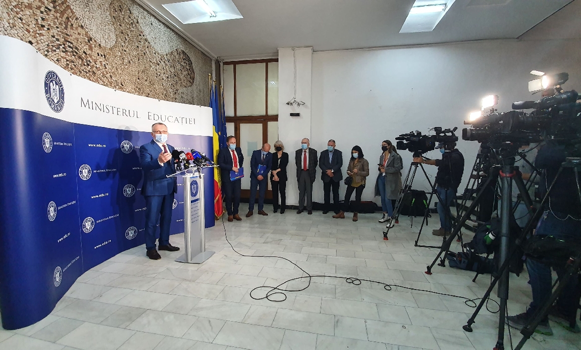 Ministrul Educației Sorin Cîmpeanu a demisionat, la trei zile după dezvăluirile de plagiat. „Nu sunt omul care dărâmă”