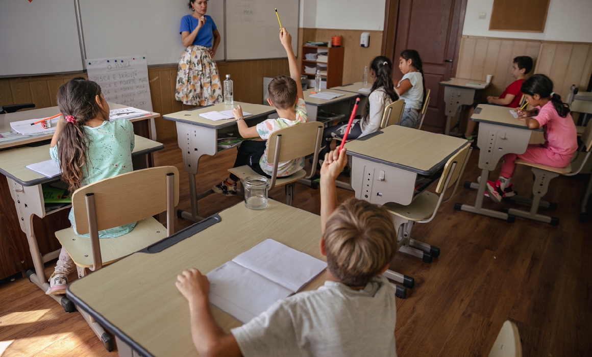 „Locul unde să mergem fără teamă”. Școala ideală pentru elevii români are: profesori care te înțeleg, programa actualizată, băi curate, cu hârtie igienică