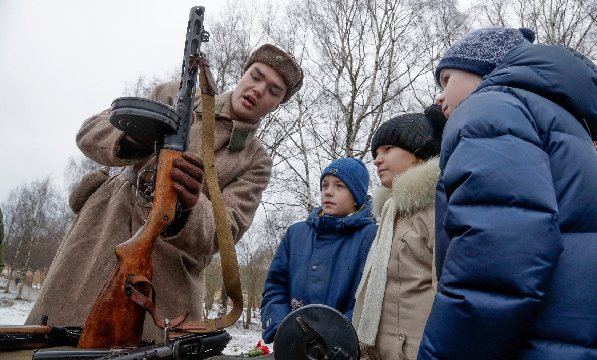 În școlile ruse, soldații întorși din Ucraina țin „lecții de curaj” și le arată elevilor filmări de pe front. „Copiii se uită la ele și râd”