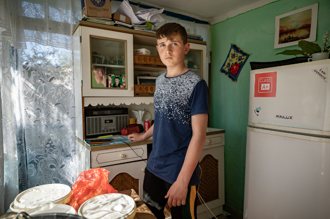 Răzvan, băiatul de lângă Prut, merge la orele remediale pentru că vrea la liceu. „La noi, chiar și cei mai buni au nevoie de ajutor“