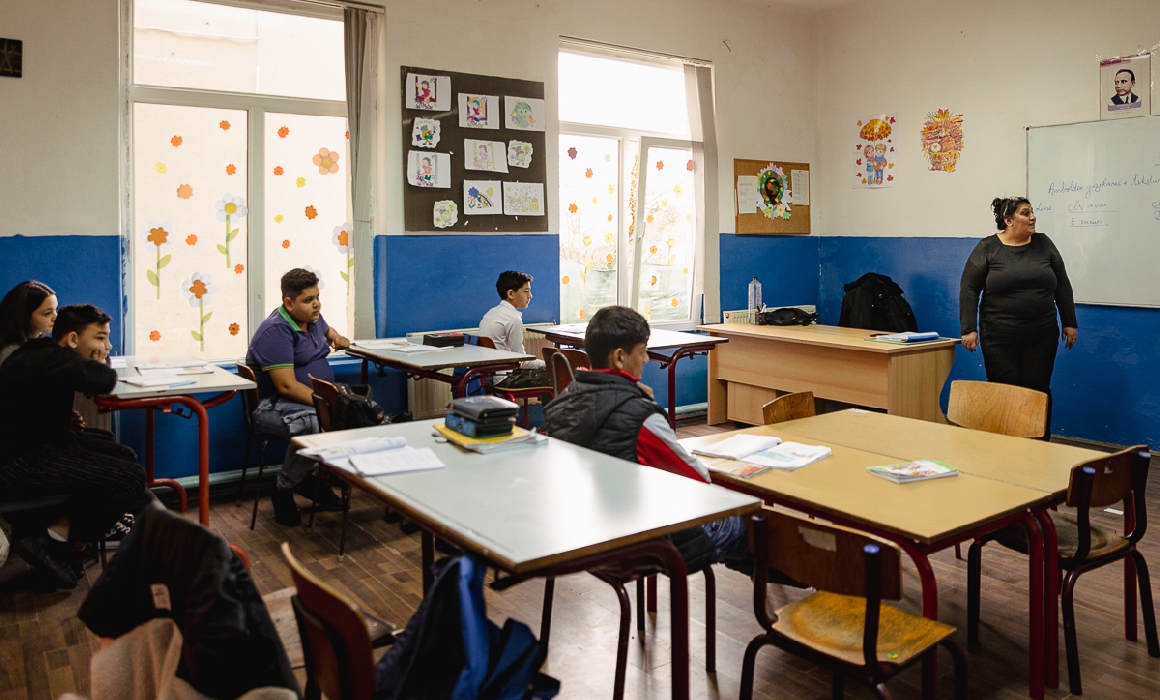 Reportaj la singura școală din țară cu predare doar în limba romani: „Cât timp reușim să școlarizăm acești 50 de copii, încă avem o misiune”