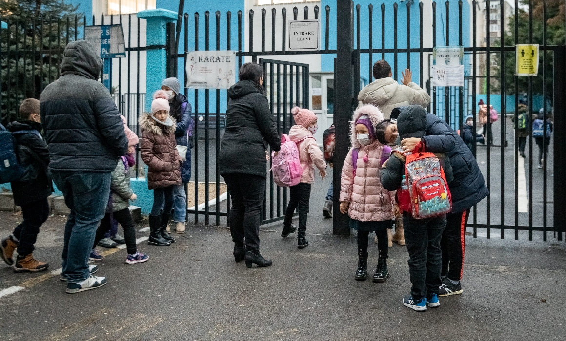 Trei dintre cele mai aglomerate școli din București au elevi cât populația orașului Lehliu-Gară. Cum s-au descurcat în pandemie