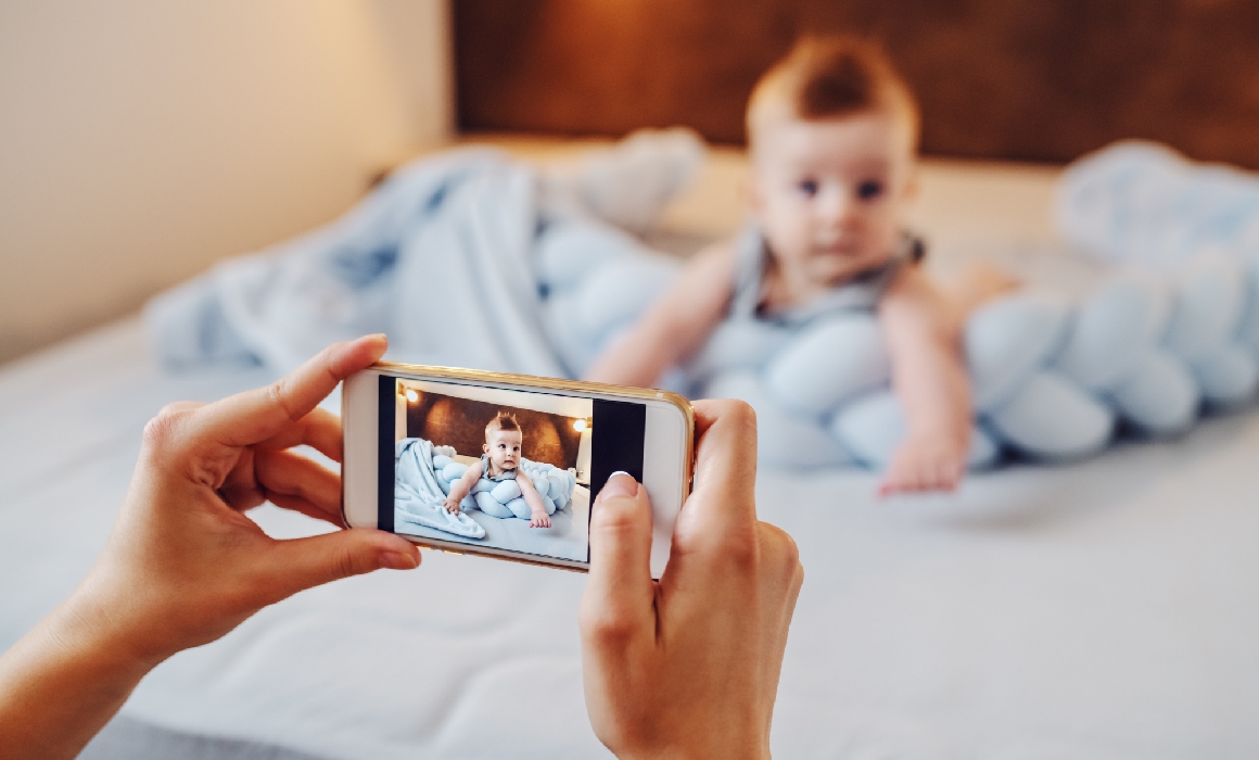 Nevoia de limite pentru părinții care își postează copiii online: „Este o cultură diferită să crești sub ochiul social media, presiunile sunt intense”