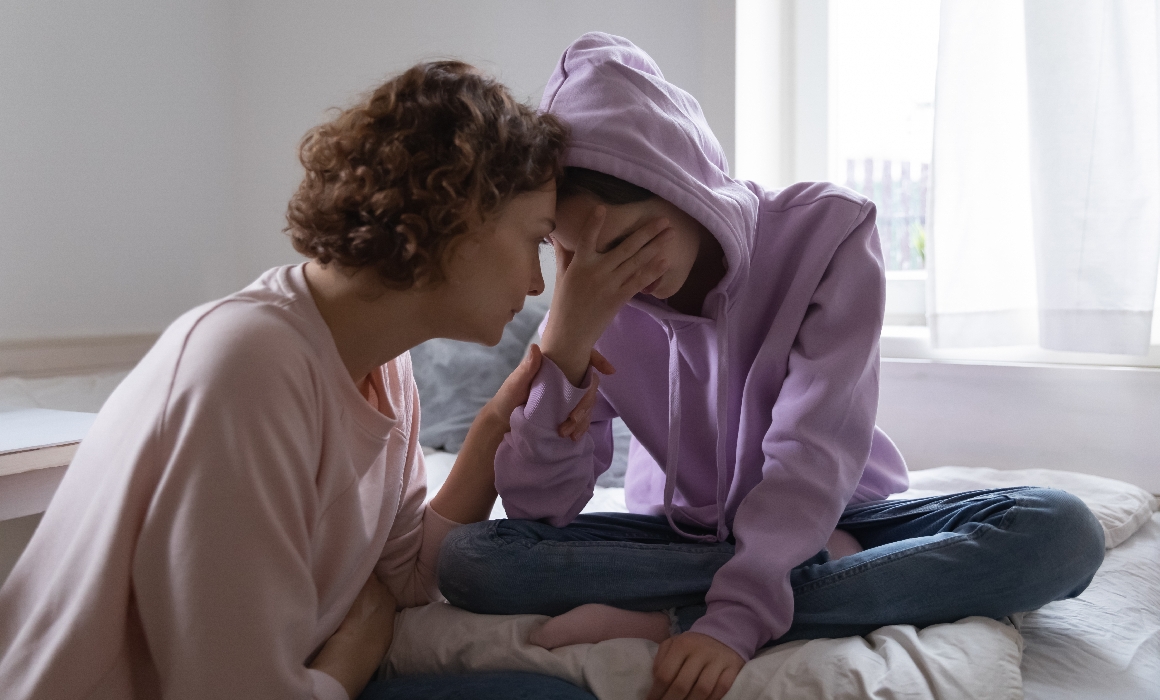 IN A RELATIONSHIP | Semnele care le indică părinților că adolescenții lor pot avea comportamente autodistructive