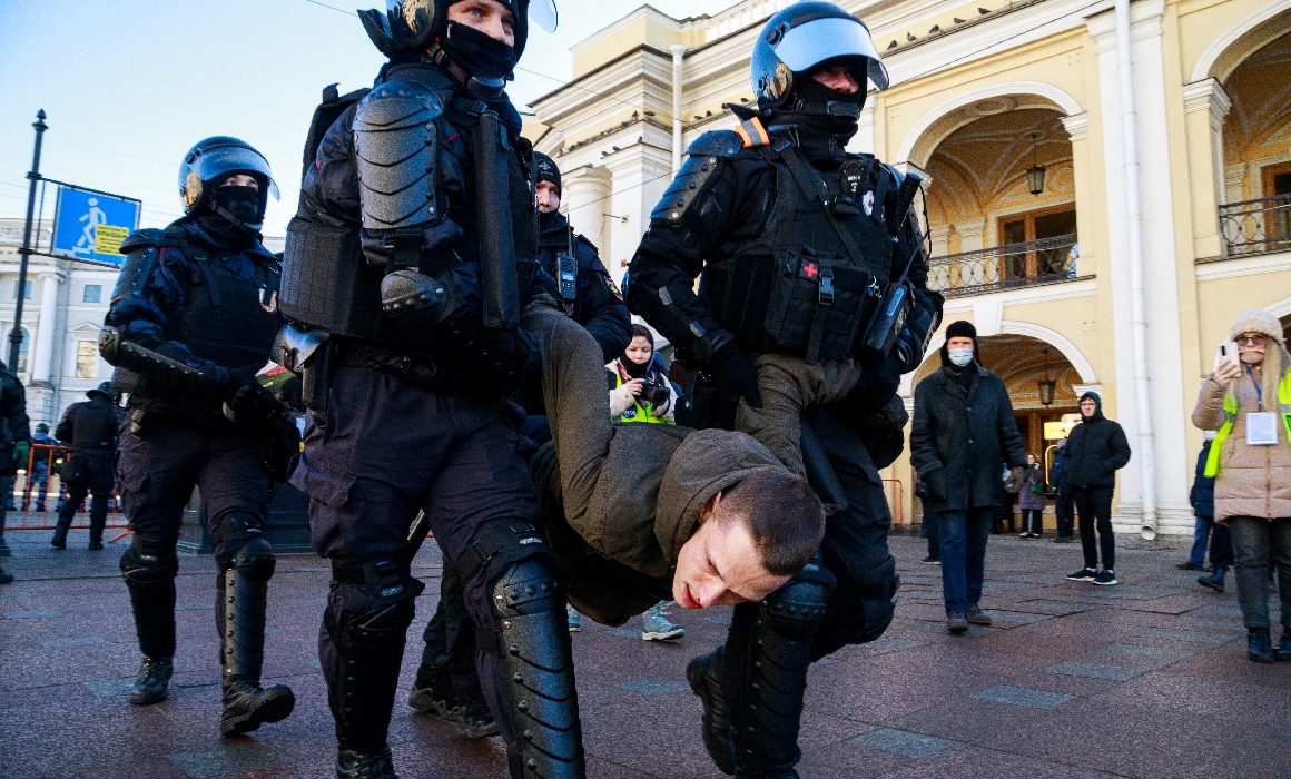 Într-un gest rar de solidaritate, doi deputați din St. Petersburg au atras atenția facultății că nu pot exmatricula 20 de studenți pentru că au protestat contra războiului