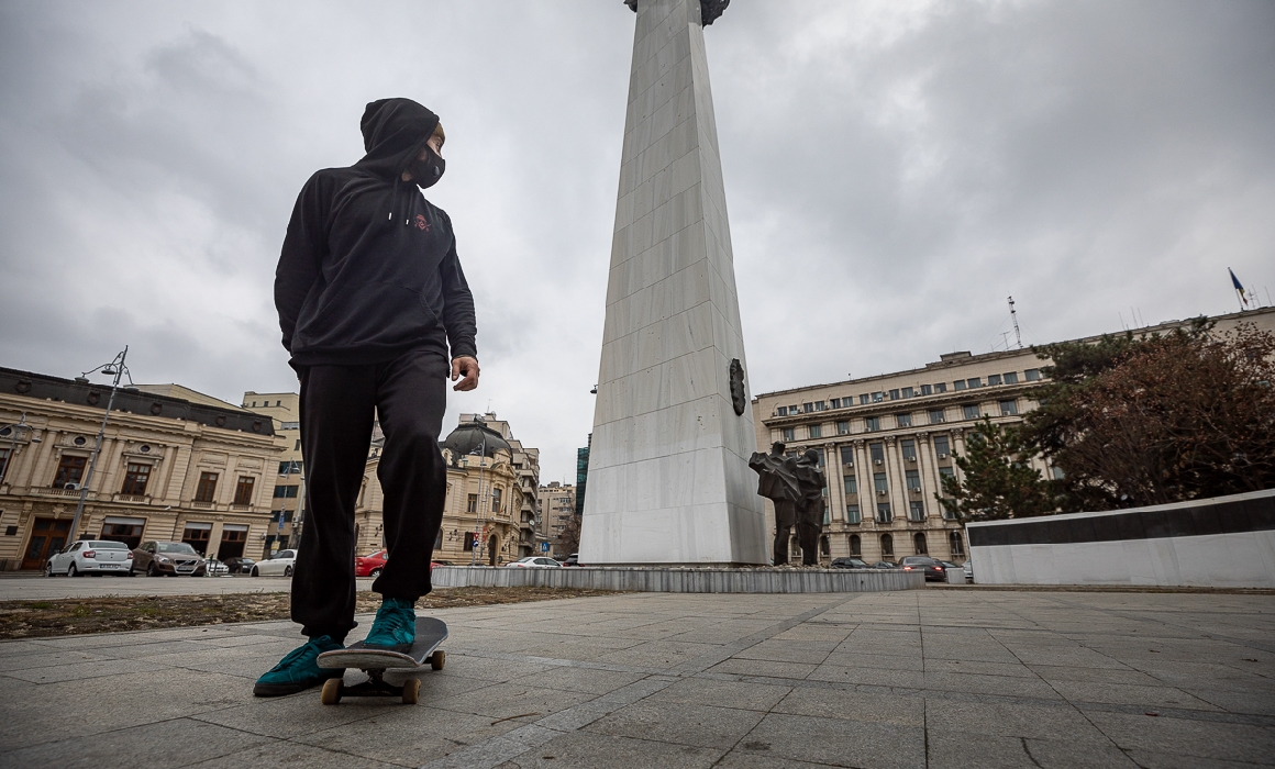 Despre libertate, cu Răzvan Popescu, skater care se dă la monumentul Revoluției și cu Alexandru Ghilduș, artistul care l-a creat