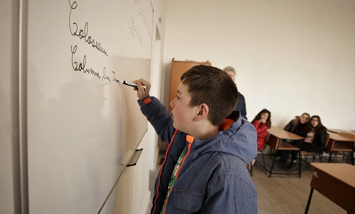 Au devenit profesorii mai exigenți cu elevii, după școala online, sau copiii au mai multe lacune? „Până anul trecut, copilul meu era de nota 10, acum primește numai note de 7” Au devenit profesorii mai exigenți cu elevii, după școala online, sau copiii au mai multe lacune? „Până anul trecut, copilul meu era de nota 10, acum primește numai note de 7”