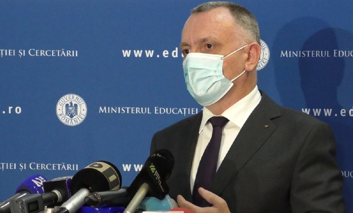 Ministrul Cîmpeanu: „Aproape 50% dintre clădirile școlare nu au nevoie de autorizație”. Datele IGSU îl contrazic: Sunt „69%“, iar la acestea se găsesc cele mai multe nereguli Ministrul Cîmpeanu: „Aproape 50% dintre clădirile școlare nu au nevoie de autorizație”. Datele IGSU îl contrazic: Sunt „69%“, iar la acestea se găsesc cele mai multe nereguli