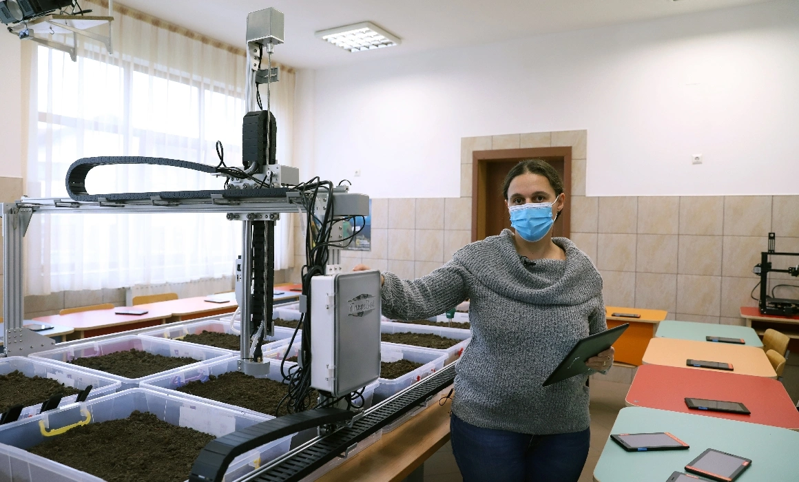 VIDEO Profesoara din Sânpetru care predă fizica cu roboți, ochelari VR și imprimante 3D VIDEO Profesoara din Sânpetru care predă fizica cu roboți, ochelari VR și imprimante 3D