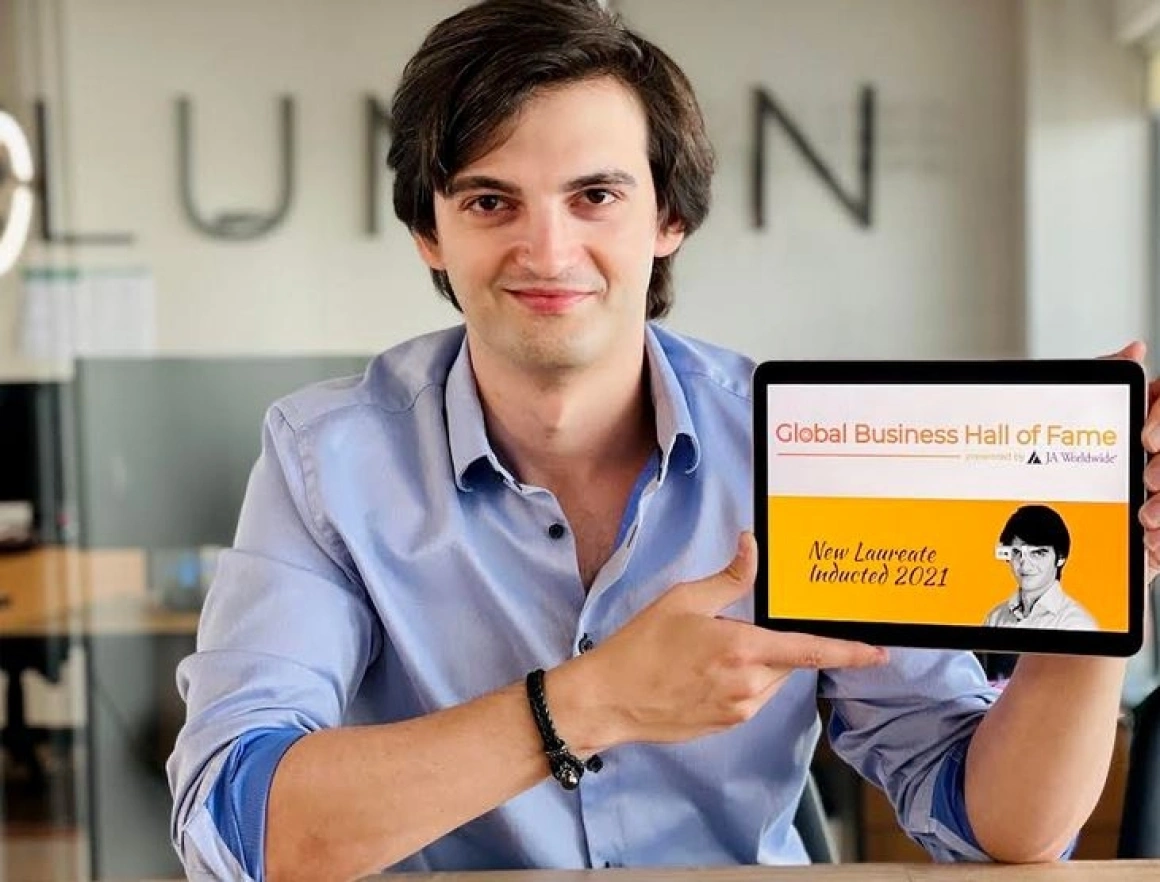 Tânărul care îi ajută pe nevăzători „să vadă”. La 3 ani a învățat să citească, la 14 făcea primul robot Tânărul care îi ajută pe nevăzători „să vadă”. La 3 ani a învățat să citească, la 14 făcea primul robot