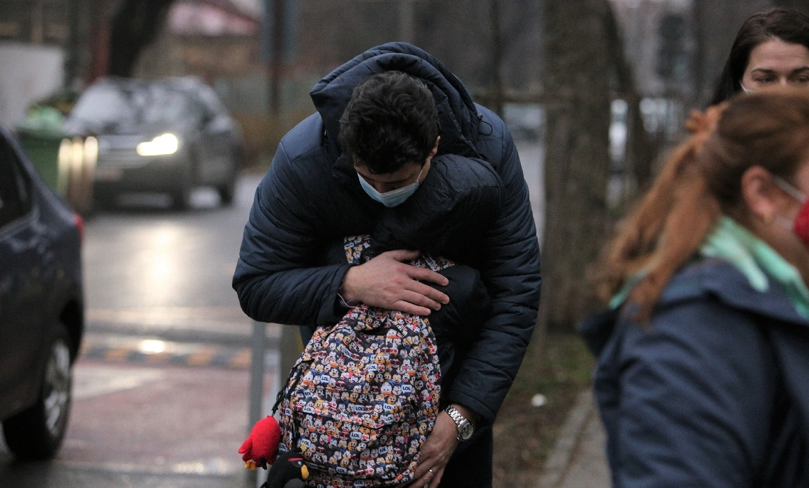 Reportaj. A doua „primă zi de școală”, cu flori și emoții. „Dacă vor să te vaccineze, le zici să-l cheme pe tata” Reportaj. A doua „primă zi de școală”, cu flori și emoții. „Dacă vor să te vaccineze, le zici să-l cheme pe tata”