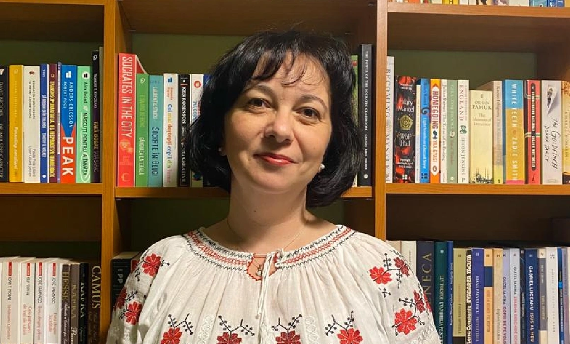 „Elevii ar trebui să fie la fel de dezamăgiți de un 10 umflat, care nu confirmă cunoștințele lor, și de un 4”. Interviu cu profesoara Briena Stoica „Elevii ar trebui să fie la fel de dezamăgiți de un 10 umflat, care nu confirmă cunoștințele lor, și de un 4”. Interviu cu profesoara Briena Stoica