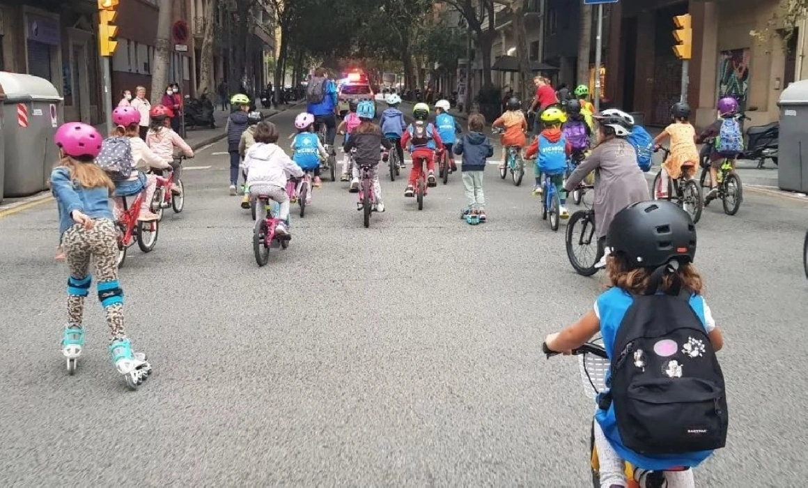 Cu bicicleta la școală, o soluție pentru orașele poluate. Cum au oprit traficul mai mulți părinți din Barcelona Cu bicicleta la școală, o soluție pentru orașele poluate. Cum au oprit traficul mai mulți părinți din Barcelona