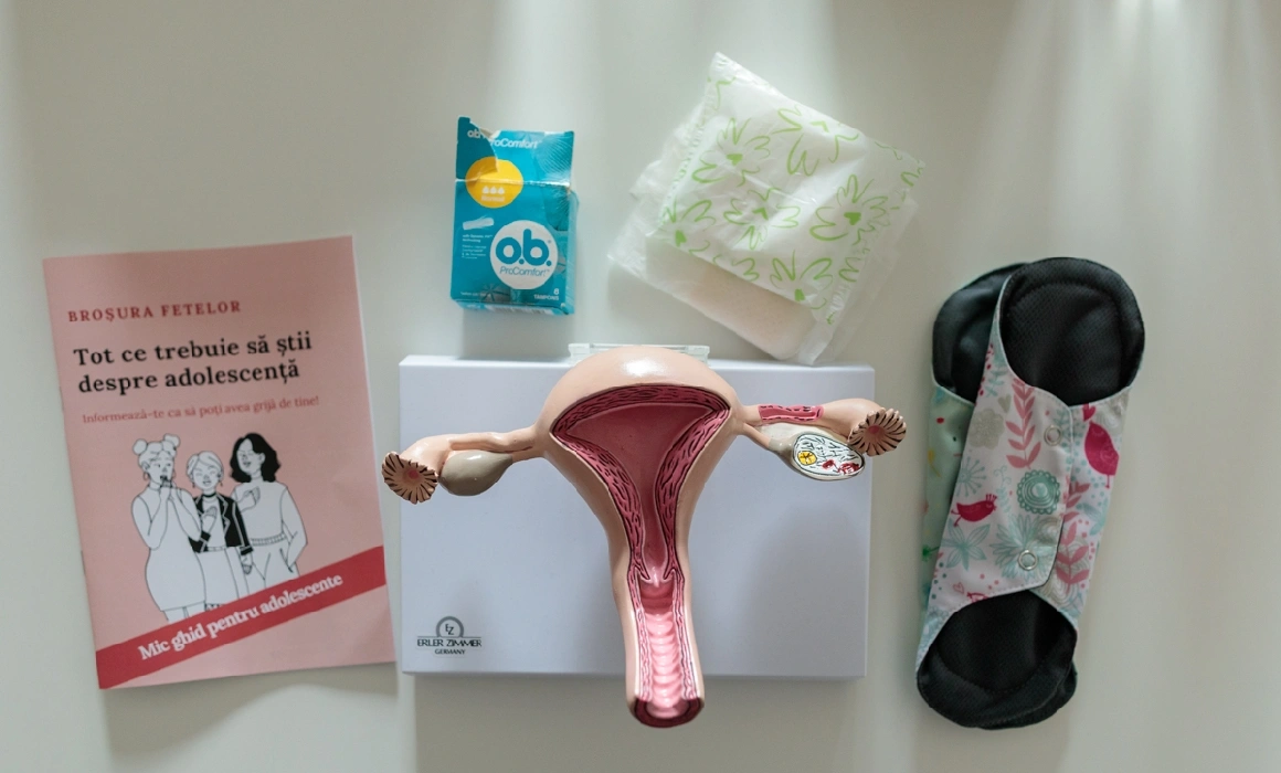 Un grup de tinere cere absorbante gratuite în școli și combate miturile despre menstruație. Sunt fete care cred că „dacă te speli când ești pe stop poți să mori”