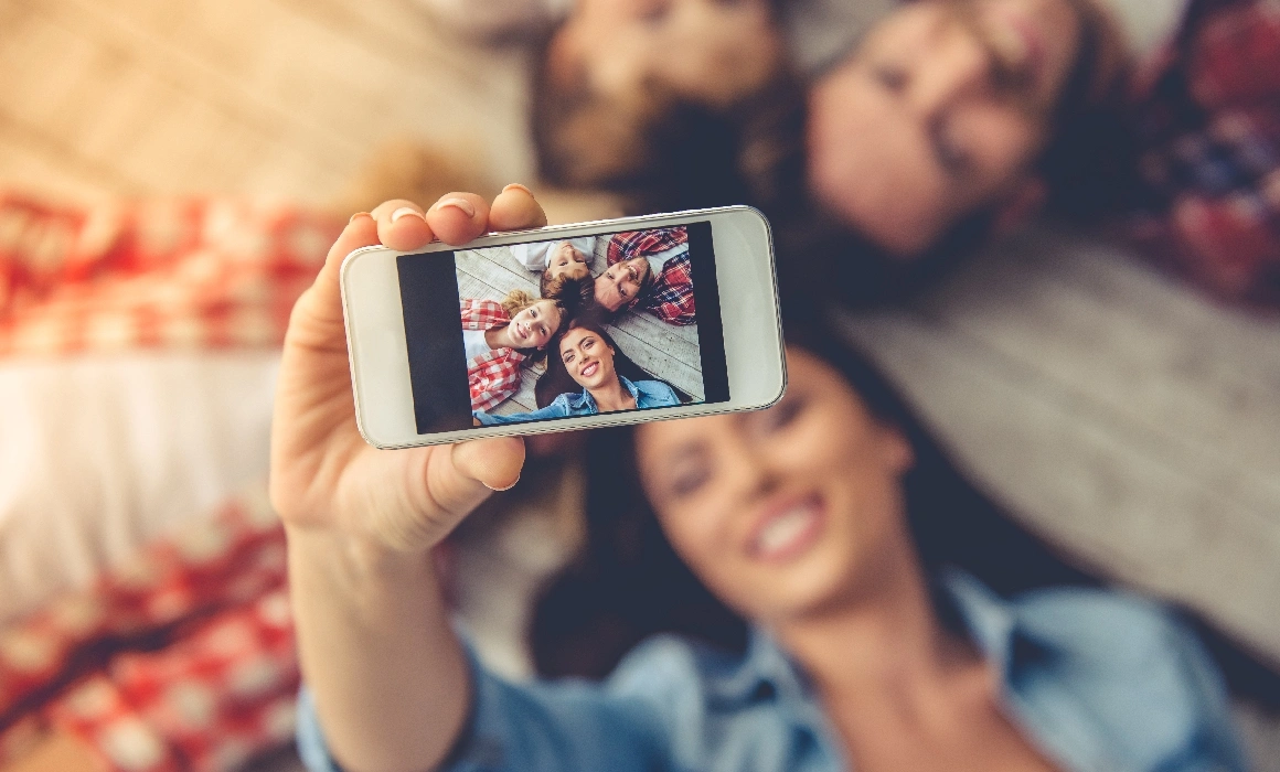 Să postez sau nu poze cu copiii mei pe social media? Ce spun cercetătorii despre „sharenting” Să postez sau nu poze cu copiii mei pe social media? Ce spun cercetătorii despre „sharenting”