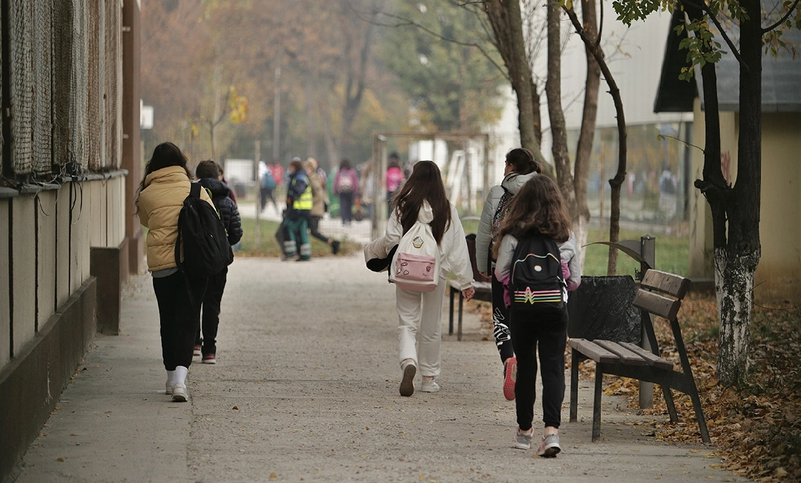 Copiii care lipsesc des de la școală riscă șomajul la maturitate. Dintre cauzele absenteismului: sărăcia, îmbolnăvirile și relația cu profesorii Copiii care lipsesc des de la școală riscă șomajul la maturitate. Dintre cauzele absenteismului: sărăcia, îmbolnăvirile și relația cu profesorii