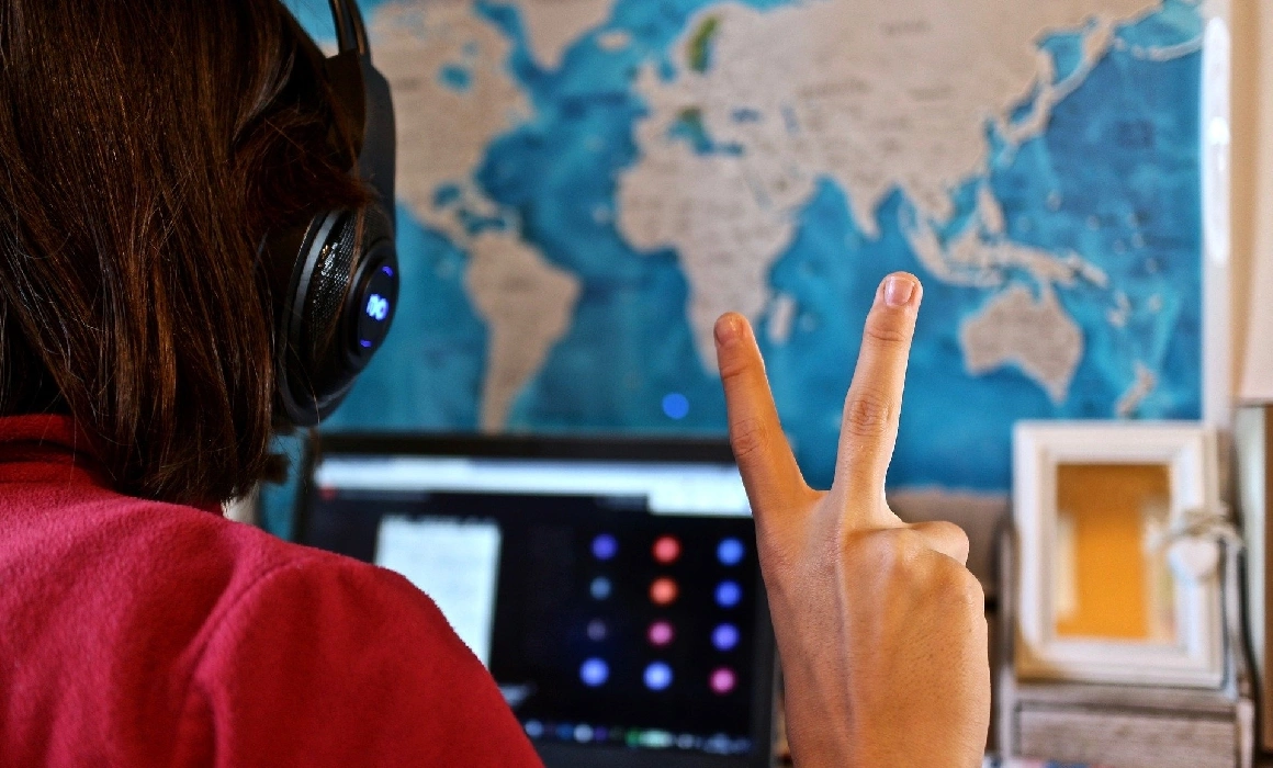 Dezbatere. 65% dintre cititorii Școala 9 sunt în favoarea școlii online în vreme de pandemie Dezbatere. 65% dintre cititorii Școala 9 sunt în favoarea școlii online în vreme de pandemie