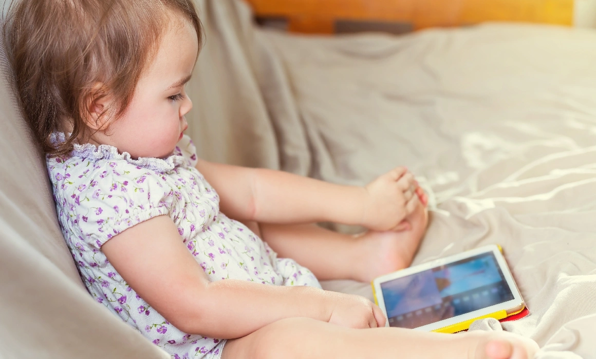 Cum îi ajuți pe copiii mai mici de 3 ani să învețe să citească? Cinci sfaturi pentru părinți Cum îi ajuți pe copiii mai mici de 3 ani să învețe să citească? Cinci sfaturi pentru părinți