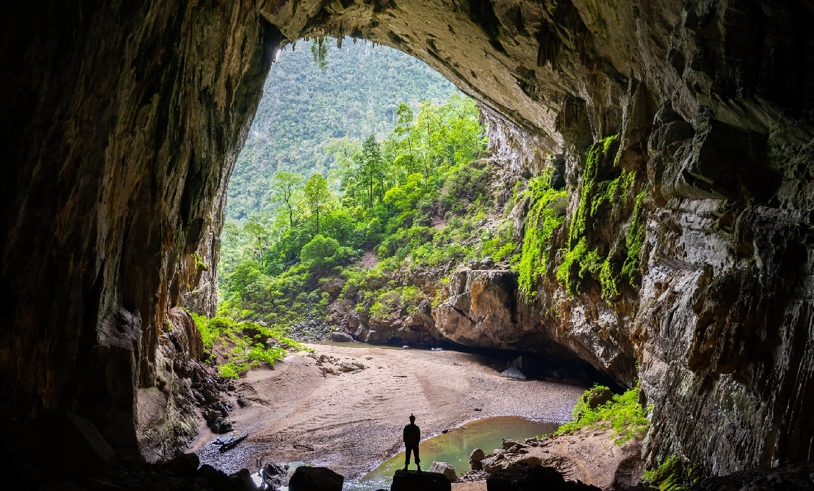 Editorial. Cum ar fi dacă am încerca să înțelegem lumea privindu-ne în oglindă? Editorial. Cum ar fi dacă am încerca să înțelegem lumea privindu-ne în oglindă?