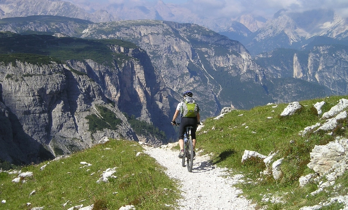 A studiat fericirea în birou și apoi a plecat într-o călătorie cu bicicleta în jurul lumii. Descoperirile unui cercetător scoțian A studiat fericirea în birou și apoi a plecat într-o călătorie cu bicicleta în jurul lumii. Descoperirile unui cercetător scoțian