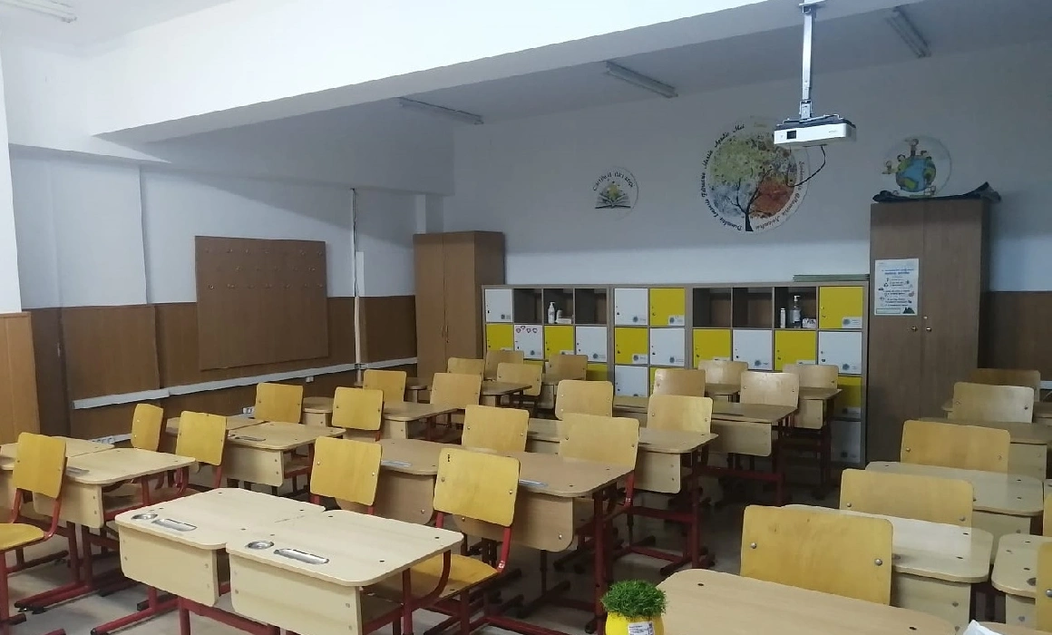 Conducerea Școlii 79, unde o clasă de-a patra a fost relocată la Seminarul Teologic, răspunde îngrijorării părinților: „Am organizat circuite separate de acces pentru elevi” Conducerea Școlii 79, unde o clasă de-a patra a fost relocată la Seminarul Teologic, răspunde îngrijorării părinților: „Am organizat circuite separate de acces pentru elevi”