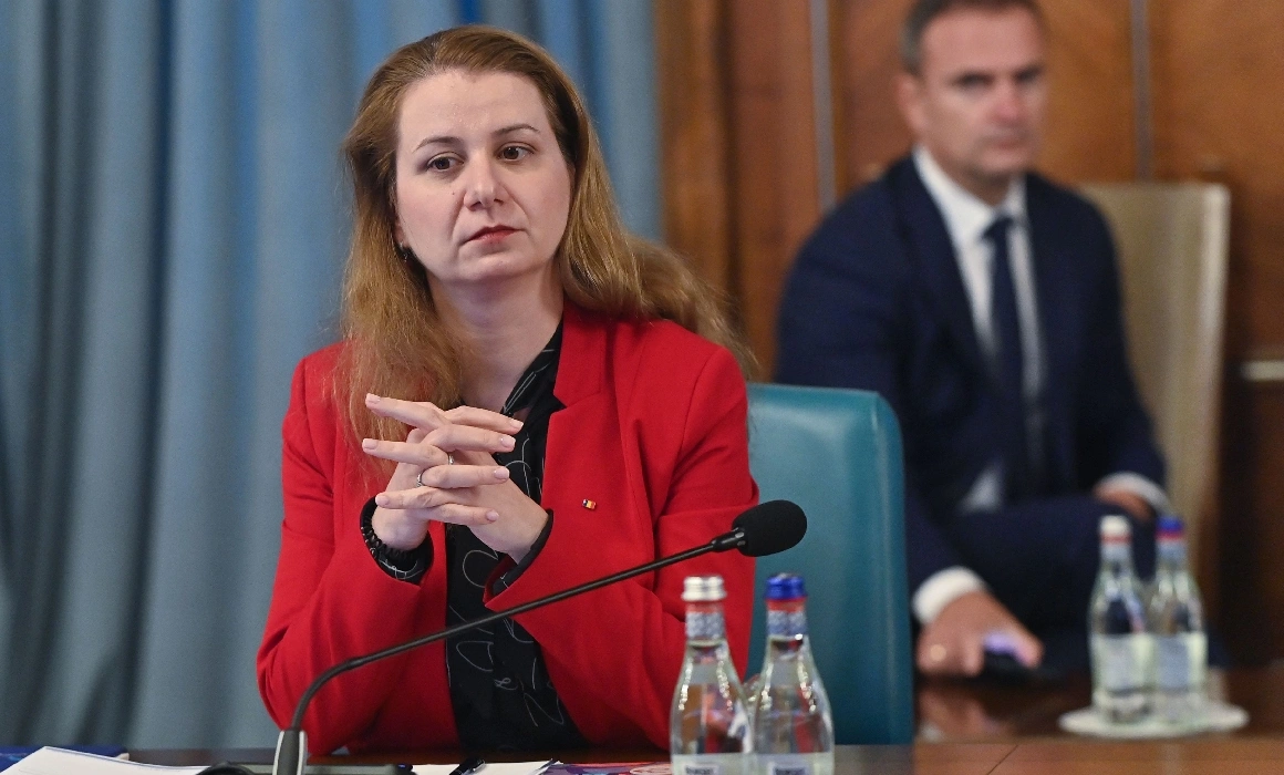 Cum ar convinge ministrul Educației Ligia Deca un absolvent de facultate sa devină profesor Cum ar convinge ministrul Educației Ligia Deca un absolvent de facultate sa devină profesor