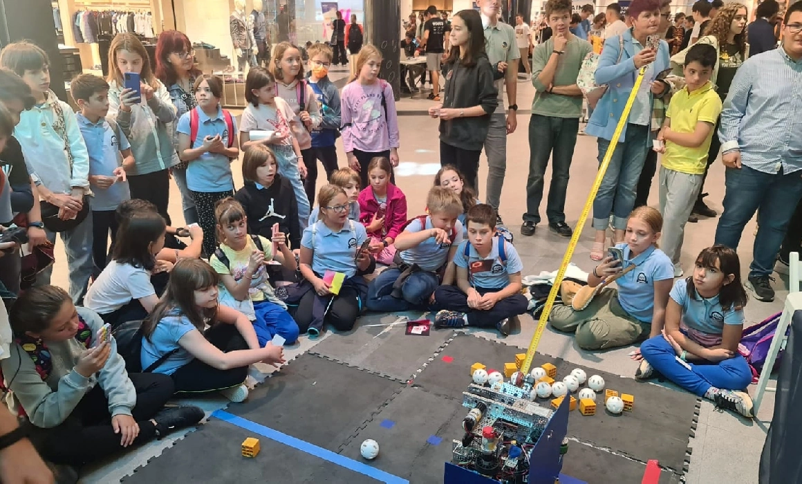 A început Bucharest Science Festival, târgul de știință și tehnologie dedicat elevilor. Tema din acest an este inteligența artificială A început Bucharest Science Festival, târgul de știință și tehnologie dedicat elevilor. Tema din acest an este inteligența artificială