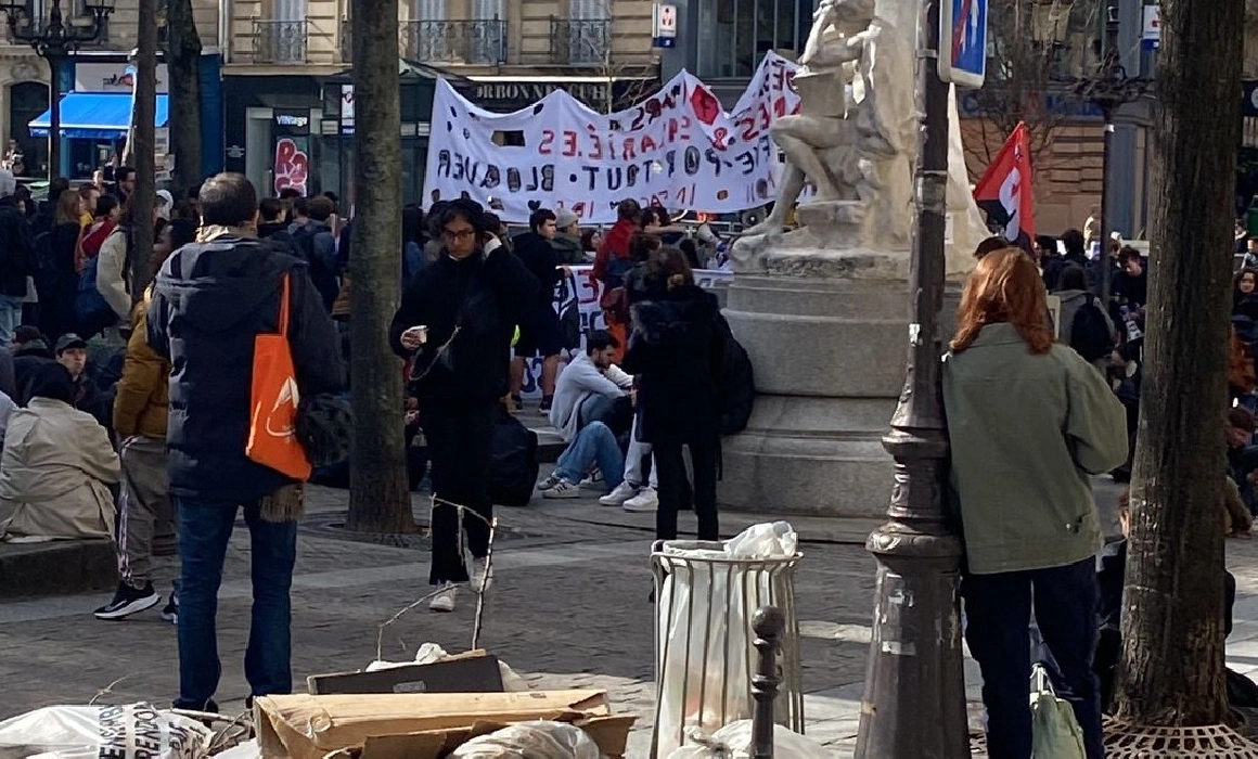 Editorial. Lecția învățată de o studentă româncă la Sorbona după ce a ieșit în stradă alături de profesorii ei, afectați de legea pensionării din Franța Editorial. Lecția învățată de o studentă româncă la Sorbona după ce a ieșit în stradă alături de profesorii ei, afectați de legea pensionării din Franța
