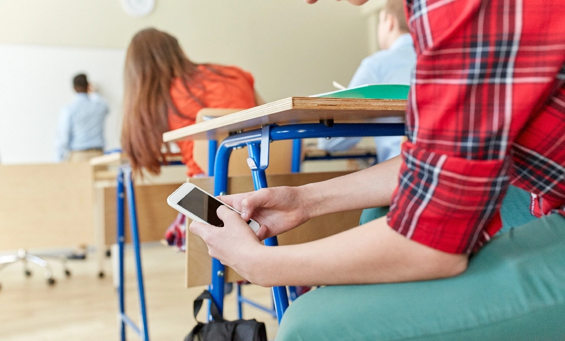 UNESCO recomandă interzicerea telefoanelor în școli pentru că distrag atenția, perturbă și au un impact negativ asupra învățării UNESCO recomandă interzicerea telefoanelor în școli pentru că distrag atenția, perturbă și au un impact negativ asupra învățării