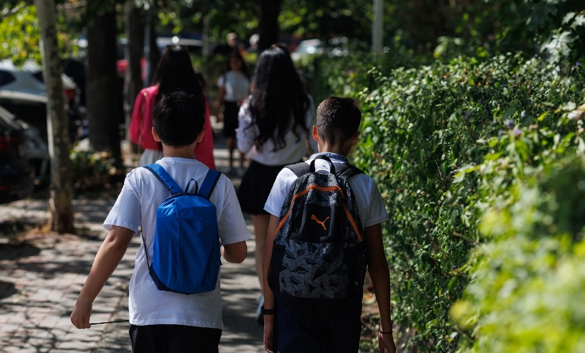 Ar trebui gemenii să învețe în clase separate la școală? Explicațiile unui psiholog Ar trebui gemenii să învețe în clase separate la școală? Explicațiile unui psiholog