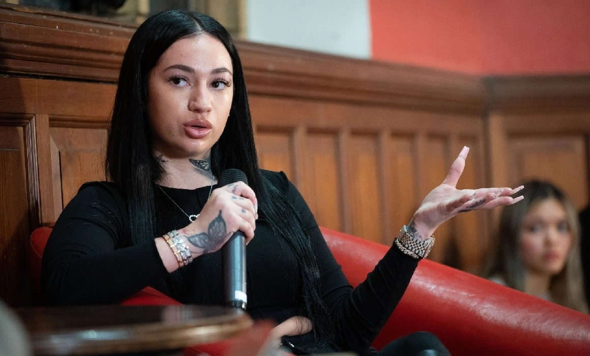 Controverse la Universitatea Oxford după ce o vedetă a platformei pentru adulți OnlyFans a fost invitată să le vorbească studenților. „Voi să mergeți la școală” Controverse la Universitatea Oxford după ce o vedetă a platformei pentru adulți OnlyFans a fost invitată să le vorbească studenților. „Voi să mergeți la școală”
