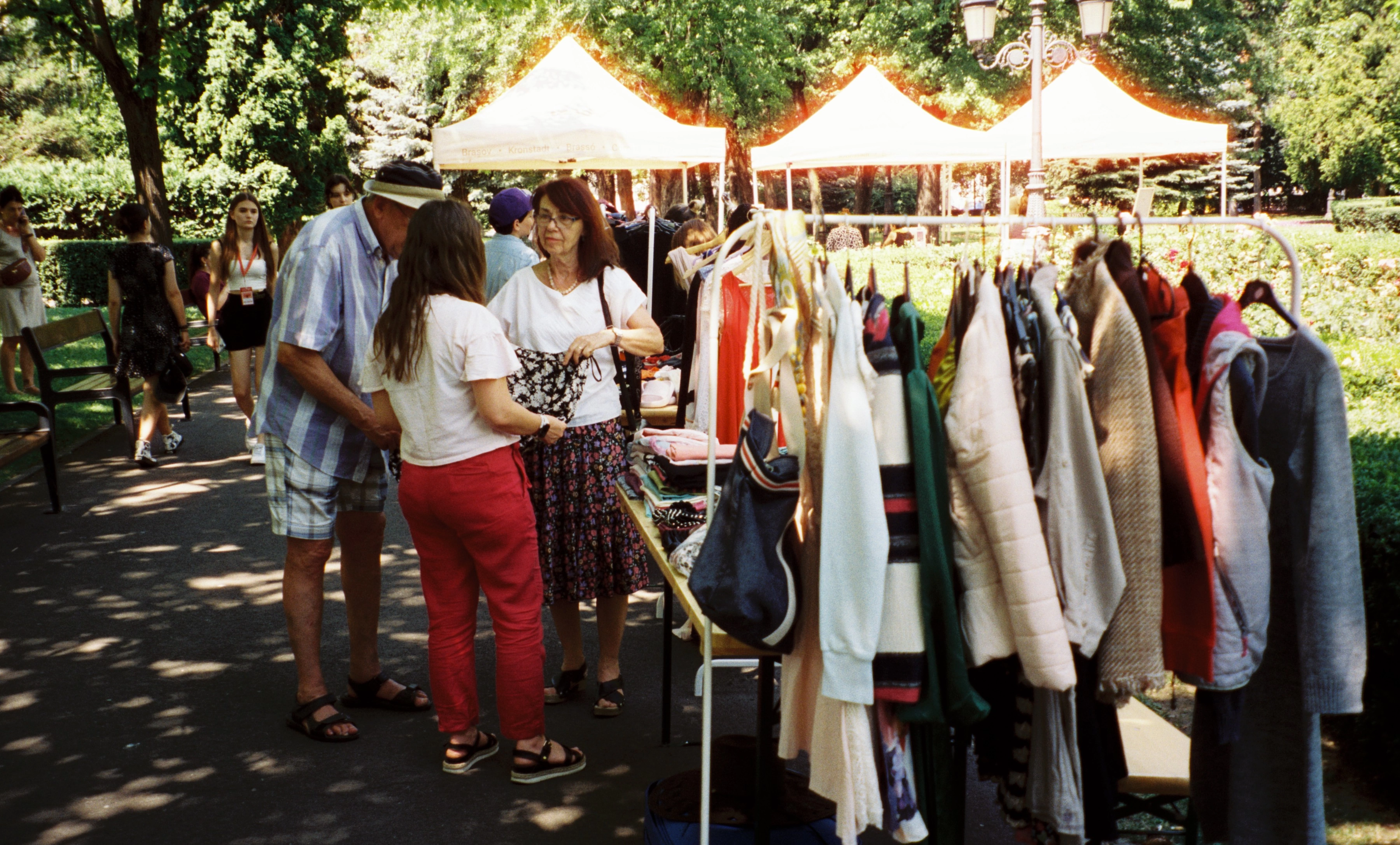 De ce e mișto să-ți cauți hainele în second hand-uri. Și de ce nu (mai) e o rușine